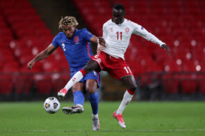 Reece James, England, og Pione Sisto, Danmark